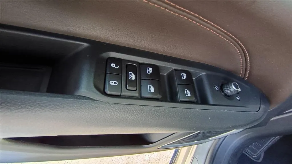 Jeep Commander 2.0 TD380 TURBO DIESEL OVERLAND AT9